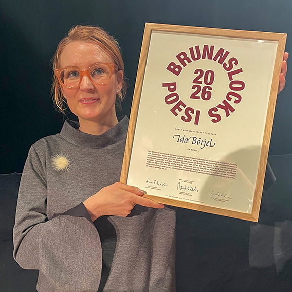 Burcu Sahin är 2025 års brunnslockspoet